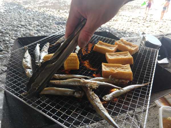 Fish, tofu, and corn bbq under the bridge.